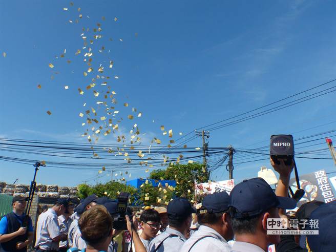 臺(tái)灣一紙廠污染致地下水變紅 上百村民抗議