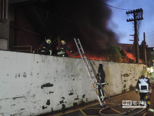 新北市一鉛筆廠今日淩晨大火 火勢(shì)延燒迅速