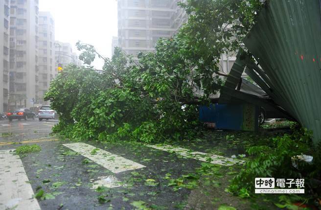 臺灣氣象部門預(yù)測蘇迪勒暴風(fēng)圈9日淩晨脫離本島