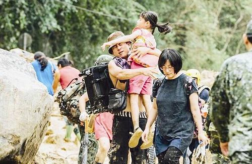 滯留在烏來山區(qū)的民眾，等不及道路搶通冒險涉水下山