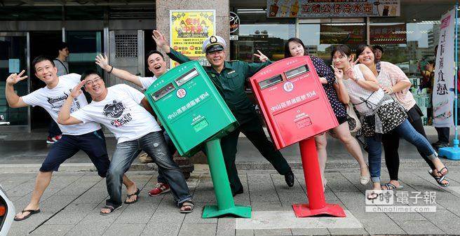 “中華郵政”決定詢問(wèn)各界意見(jiàn)，歪腰郵筒暫時(shí)不搬家了。（中時(shí)電子報(bào)圖 黃世麒攝）