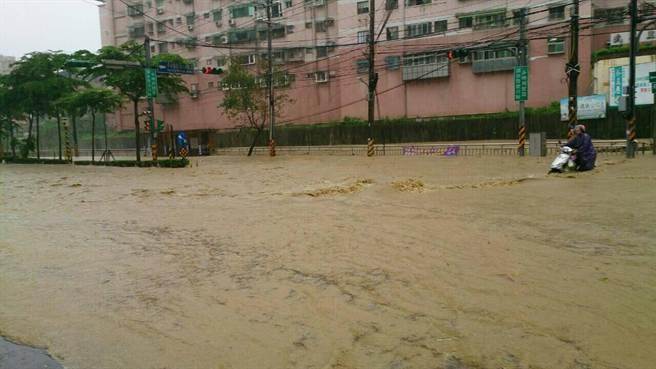 基隆大雨致多處淹水 網(wǎng)友質(zhì)疑氣象預(yù)報不準(zhǔn)