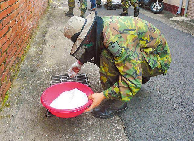 防治登革熱，臺(tái)軍于臺(tái)南排水溝全面撒鹽