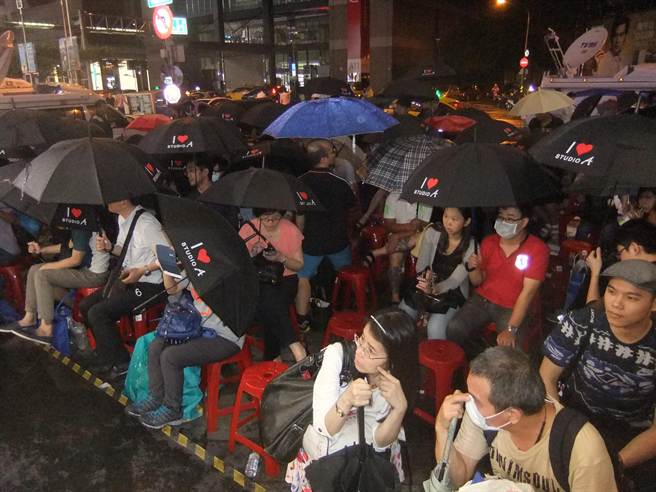 臺灣地區(qū)iPhone 6s今日淩晨開賣 果粉冒雨搶新機