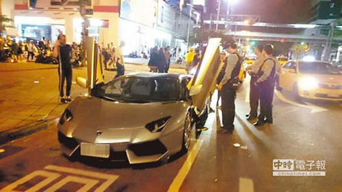 臺(tái)男子開蘭博基尼跑車夜店外“炫車”警方開罰（圖）