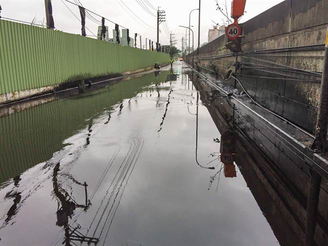 新北燃料管線破裂 燃料油刺鼻溢滿街道（圖）