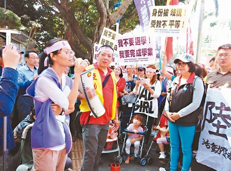 上百名大陸籍新住民日前到“教育部”前抗議，痛陳他們的子女在臺(tái)灣受教育未受到公平對(duì)待。（圖/《聯(lián)合報(bào)》）