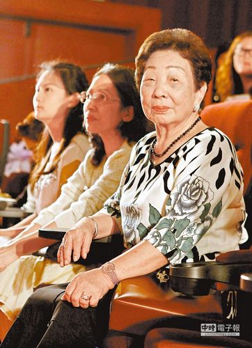 前臺(tái)籍慰安婦許陳蓮花(右)高齡92歲。(臺(tái)灣《中國(guó)時(shí)報(bào)》資料照片)