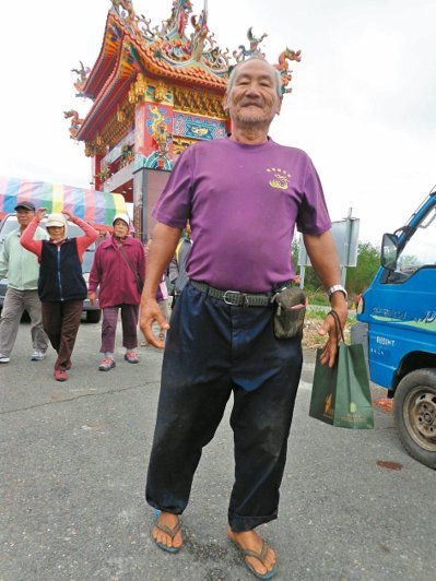 64歲的屏東縣恒春鎮(zhèn)民黃恒隆，天氣再冷，都是一件短袖衫在身