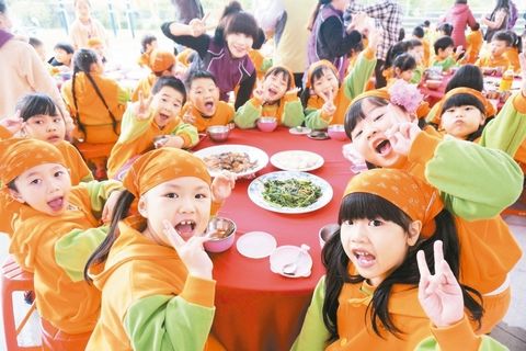 臺幼兒園舉辦春節(jié)活動小朋友們變老闆賣萌搶客人