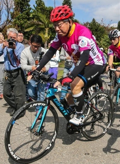 柯文哲"戰(zhàn)車戰(zhàn)衣"拍賣飆天價 背後金主身份引關(guān)注