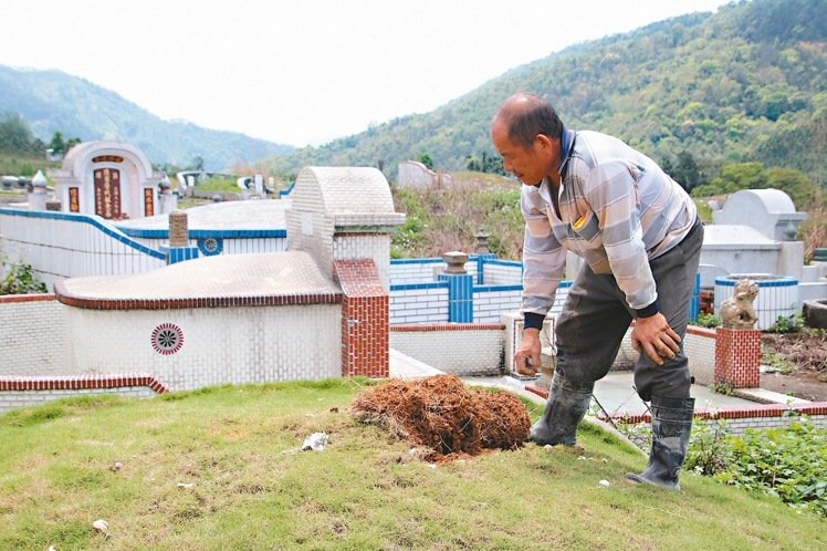 臺灣南投近10名死者墳?zāi)贡槐I 損失逾40萬