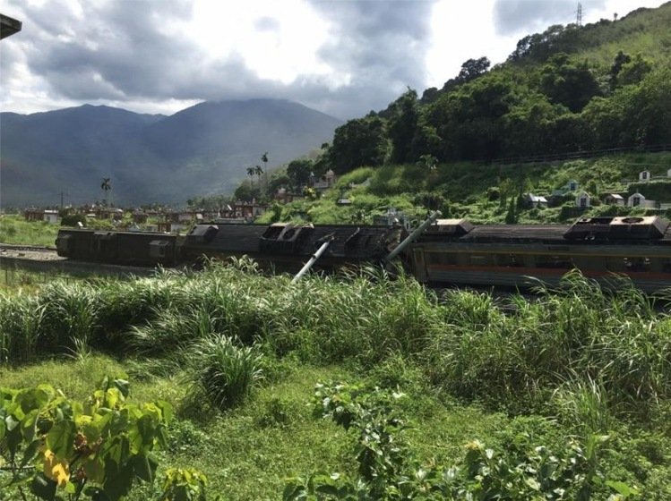 臺鐵307次自強(qiáng)號列車出軌翻車 2人受傷