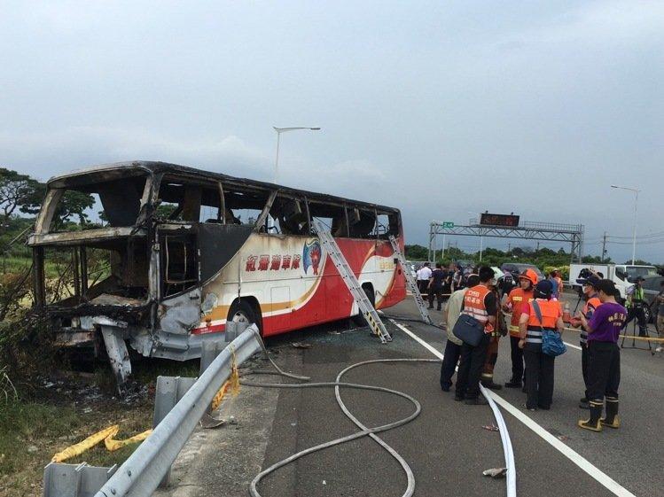 臺(tái)灣一遊覽車發(fā)生火燒車事故，已致26人死亡。(圖片來源：臺(tái)灣《聯(lián)合報(bào)》)