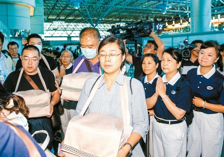 臺(tái)火燒遊覽車事故真相未明 罹難者家屬無奈帶骨灰回家