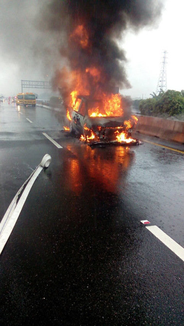 臺灣高雄路段發(fā)生火燒車意外 駕駛員及時逃脫