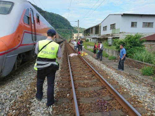 　宜蘭外大溪鐵路平交道今天下午車禍,一名9歲女童遭自強(qiáng)號撞擊身亡,原因待查。圖/宜蘭縣消防局提供