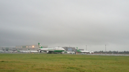 　　長榮航空一架747-400的貨機(jī)降落後爆胎,一度停在桃園機(jī)場滑行道上。 圖/桃園機(jī)場公司提供