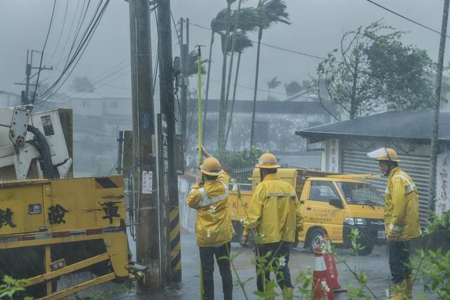 7月間“尼伯特”颱風後，臺電動員2000人出勤搶修