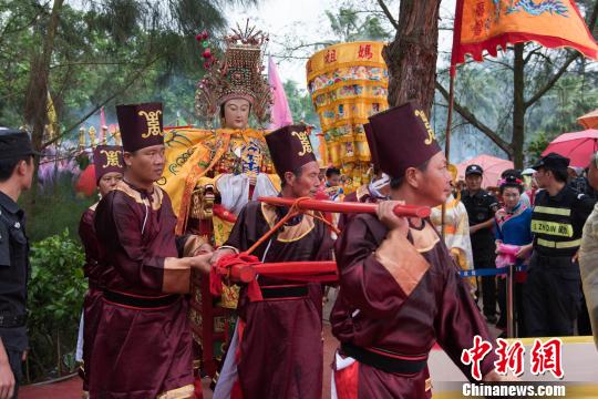 為了紀(jì)念媽祖羽化升天1029週年,福建湄洲媽祖祖廟於今日在“媽祖故里”湄洲島青浦澳海灘舉行海祭媽祖大典?！±钅宪?攝