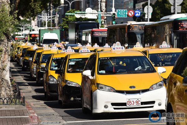 為保障計程車行權益，臺當局擬提高違規(guī)營業(yè)裁罰。（圖片來源：臺灣東森新聞雲(yún)）