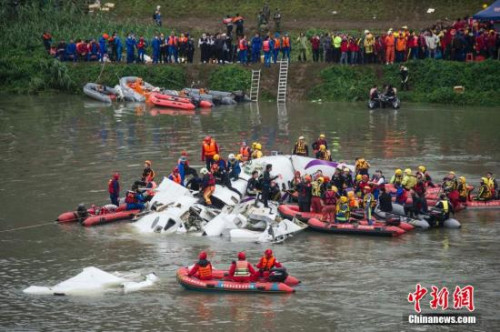 資料圖:2015年2月4日上午,搭載58人的臺灣復(fù)興航空GE-235班機從臺北松山機場起飛後不久墜入基隆河。<a target='_blank' ><p  align=