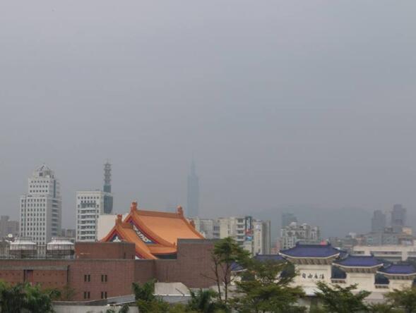 臺(tái)北天空灰濛濛，101大樓憑空消失。（圖片來(lái)源：臺(tái)灣《聯(lián)合報(bào)》）