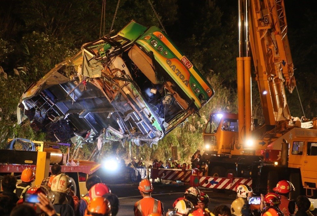 臺(tái)灣遊覽車車禍增至33死 一名男傷員宣告不治