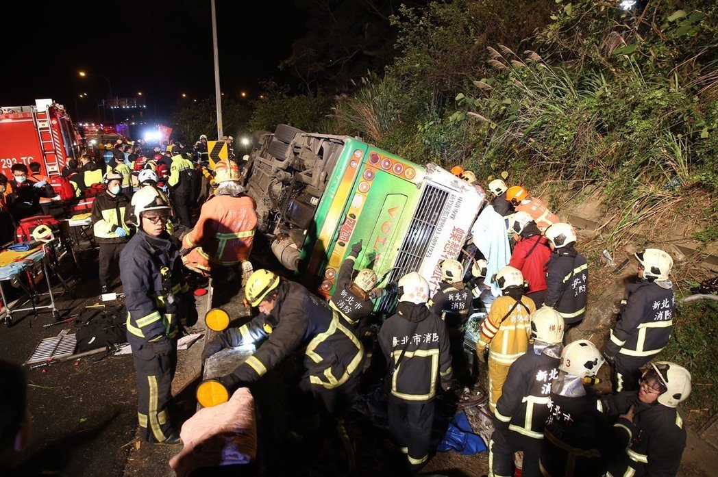 臺灣“高速5號”公路13日晚發(fā)生遊覽車翻覆事故，34人死，10人輕重傷。）