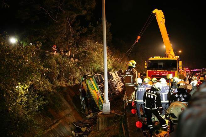 臺灣遊覽車翻覆案 司機死因初判為肺部挫傷