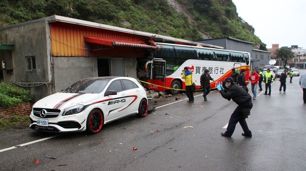 嚇呆！在家看電視 遊覽車撞進(jìn)門（圖）