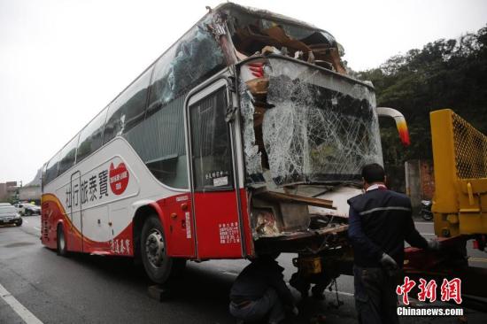 3月6日，臺(tái)灣一輛載有大陸旅遊團(tuán)的遊覽車在新北市萬(wàn)里區(qū)撞到民宅。據(jù)臺(tái)灣新北市消防局通報(bào)，車上23名大陸乘客和1名臺(tái)灣導(dǎo)遊均平安，但駕駛員失去生命跡象。圖為遊覽車被拖出事發(fā)點(diǎn)。<a target='_blank' ><p  align=