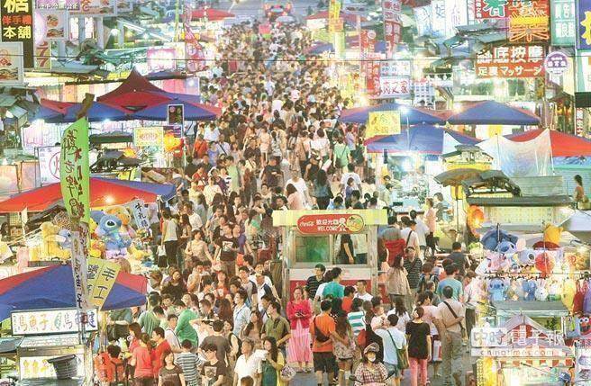 陸客赴臺觀光人數(shù)急速縮減，圖為過去六合夜市榮景