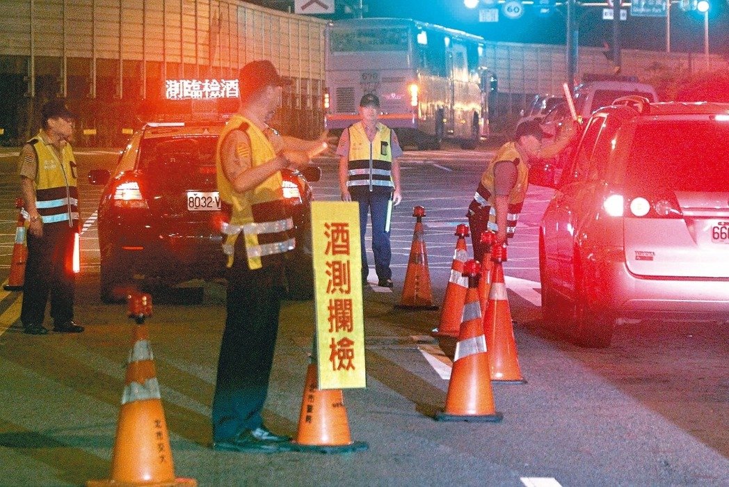 酒駕累犯需掛特殊車牌 臺(tái)學(xué)者諷:乾脆頭部植入警示燈