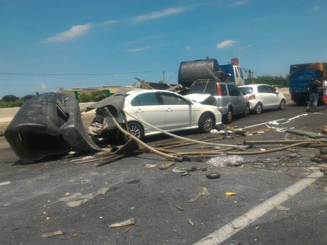 臺(tái)灣高速路又釀車禍慘劇 肇事司機(jī)當(dāng)場(chǎng)死亡