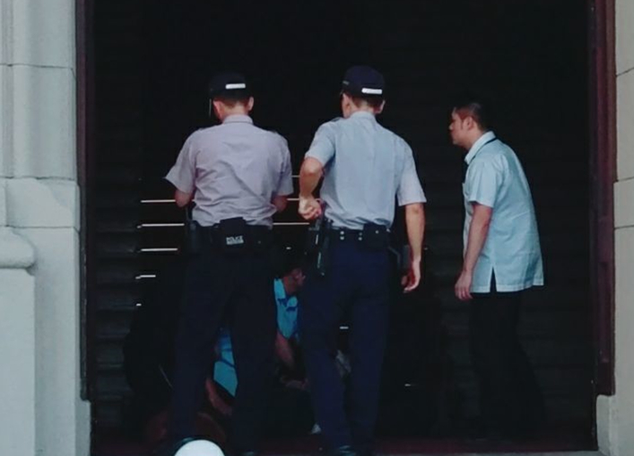 突發(fā):蔡英文辦公室"憲兵"遭人持刀砍傷 涉事男子被逮