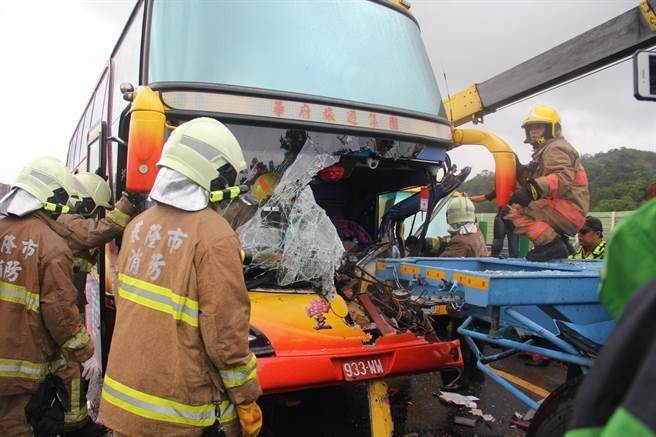 一輛越南團(tuán)遊覽車在臺(tái)發(fā)生追撞事故 12人送醫(yī)