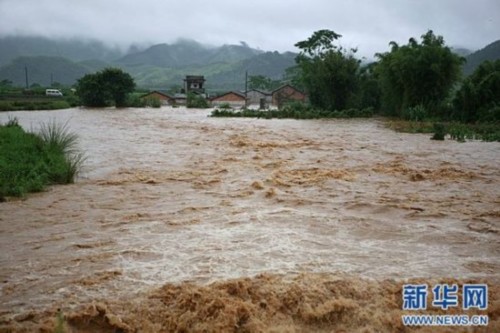 8月19日，廣西來賓市象州縣羅秀鎮(zhèn)數(shù)間民房被洪水圍困。當(dāng)日，受強降雨影響，廣西來賓市象州縣11個鄉(xiāng)鎮(zhèn)遭受不同程度的洪澇災(zāi)害。據(jù)初步統(tǒng)計，全縣被洪水圍困群眾2500多名，部分房屋、道路、橋梁被損毀，農(nóng)作物受災(zāi)3萬多畝。目前暫無人員傷亡的報告。新華社發(fā)(龔堅 攝)