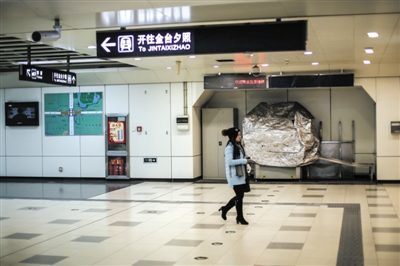 北京部分地鐵站設(shè)路中間 出站要和車搶道