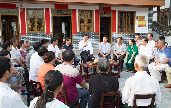 圖為：2015年6月16日下午，習近平在遵義縣楓香鎮(zhèn)花茂村同村民座談。新華社記者 黃敬文 攝