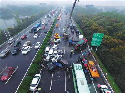 滬蓉高速多車相撞致3死:後面不斷有車撞過來