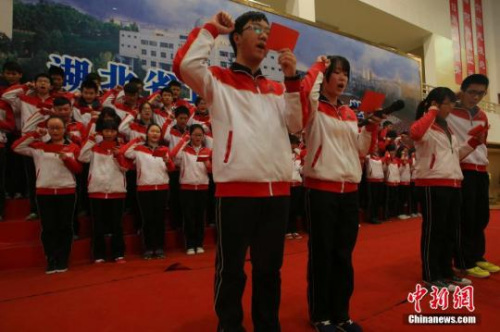 資料圖：2016年2月29日下午，高考倒計(jì)時(shí)100天，湖北省宜昌市夷陵中學(xué)召開高考誓師大會(huì)，該校高三近1000名師生在大會(huì)上發(fā)表“戰(zhàn)鬥宣言”，為高考最後100天努力奮鬥。 李風(fēng) 攝