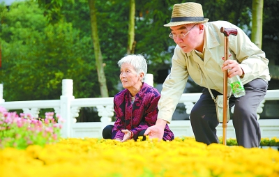 英雄不是獨(dú)行者 青年人需要與英雄同行