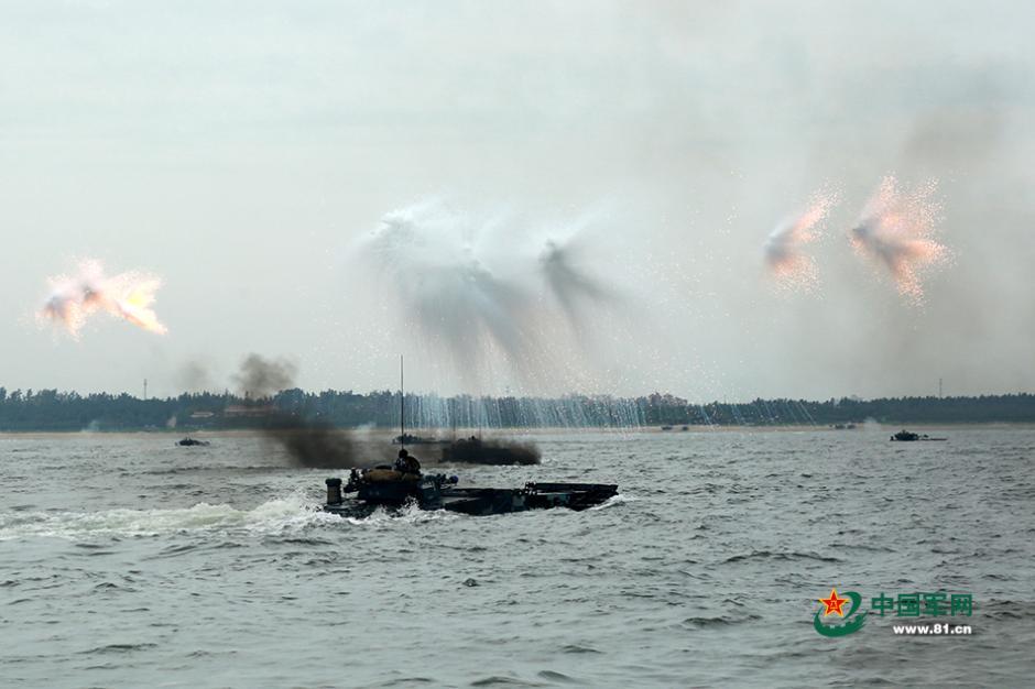 硬氣!中國海軍陸戰(zhàn)隊南海演練登陸進攻[組圖]