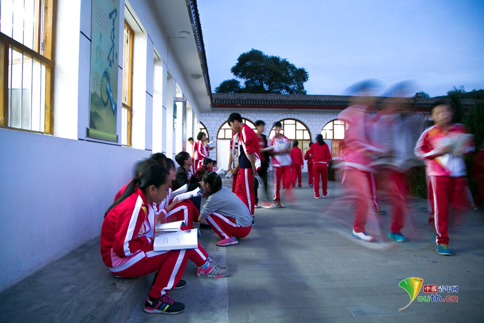 【網(wǎng)路媒體走轉改】恰同學少年：群山掩不住紅軍小學的朗朗書聲