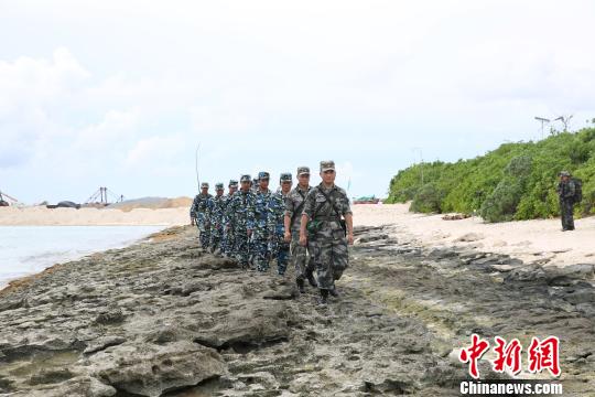 三沙警備區(qū)組織民兵對島礁進行常態(tài)化巡邏。　李書兵攝