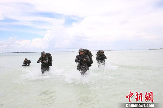 三沙警備區(qū)組織官兵進行搶灘登陸、海上搏擊等多個科目訓(xùn)練，提高官兵軍事素質(zhì)。　李書兵攝