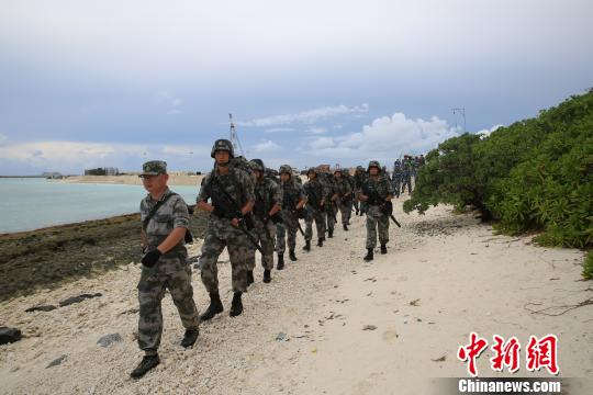 三沙警備區(qū)現(xiàn)役官兵與島礁民兵正在常態(tài)化訓(xùn)練?！∞r(nóng)史善攝