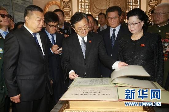 10月25日，在朝鮮平壤，中國外交部副部長劉振民（前中）、朝鮮最高人民會議常任委員會秘書長洪善玉（前右）和中國駐朝鮮大使李進(jìn)軍（前左）等翻閱中國人民志願(yuàn)軍烈士名錄。當(dāng)日，在中國人民志願(yuàn)軍赴朝作戰(zhàn)66週年之際，中朝兩國共同在平壤友誼塔舉辦紀(jì)念活動，深切緬懷在朝鮮戰(zhàn)爭中犧牲的革命英烈。新華社記者陸睿攝