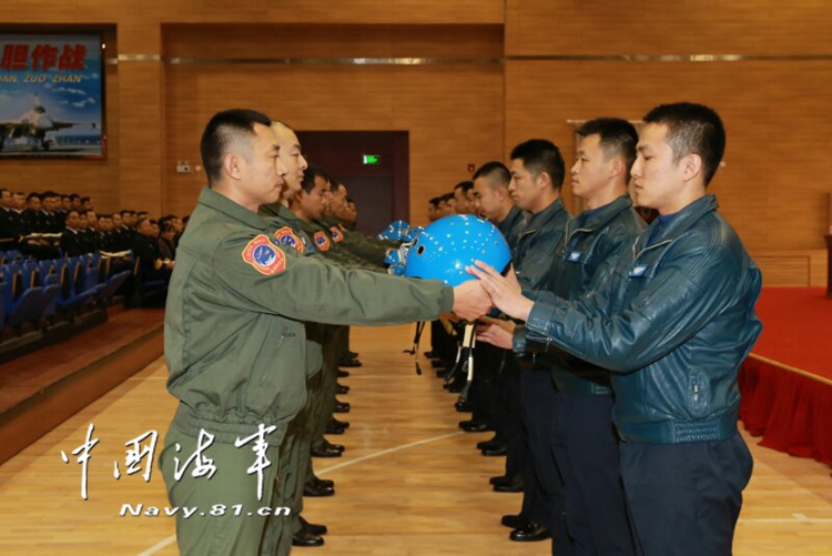 中國航母艦載戰(zhàn)鬥機(jī)飛行員新增12人